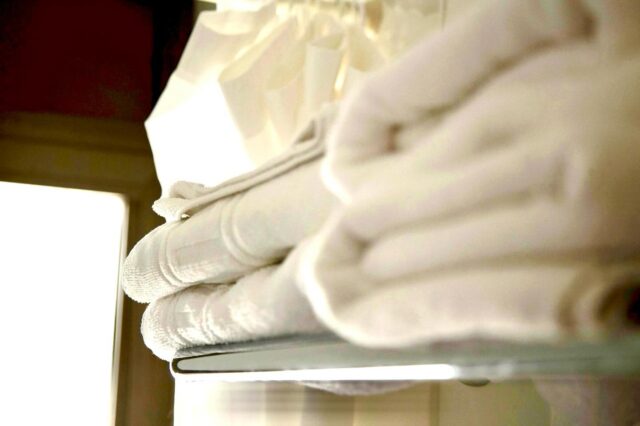 ✨ Detalls que marquen la diferència ✨A l’Hostal Sant Miquel ens agrada cuidar cada petit aspecte perquè us sentiu com a casa. 🏡Tovalloles netes, habitacions preparades i tot el necessari perquè la vostra estada sigui còmoda i tranquil·la.Perquè descansar bé és començar bé. 🤍🚪 T’hi esperem!📍 Hostal Sant Miquel · hostalsantmiquel.com🌀reserva@hsm.cat☎️ 977 405 811#hostalsantmiquel #hostalsantmiquelvinebre #vinebre #vinebreactiu #riberadebre #cuinacasolana#HostalSantMiquel #Benvinguts #RiberaDEbre #TurismeRural #DescansaAmbNosaltres #EncantDePoble #Vinebre